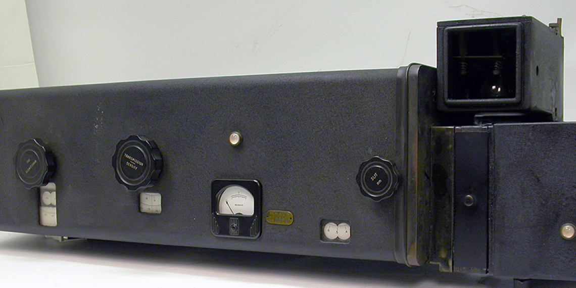 Photo of the Beckman DU spectrophotometer